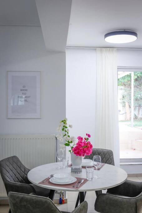 Pame Rentals - Cozy Glyfada Stay With Free Parking Aten Exteriör bild